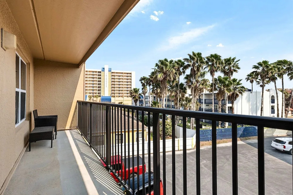Steps From Beach, Condo With Pool and Hot Tub