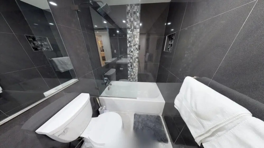 Premium 2 Bedroom +den Apartment Or-202
