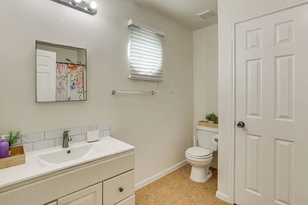Suburban San Antonio Stay Near Parks & Hospitals