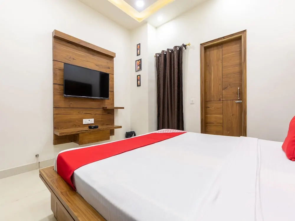 Hotel Crown by OYO Rooms