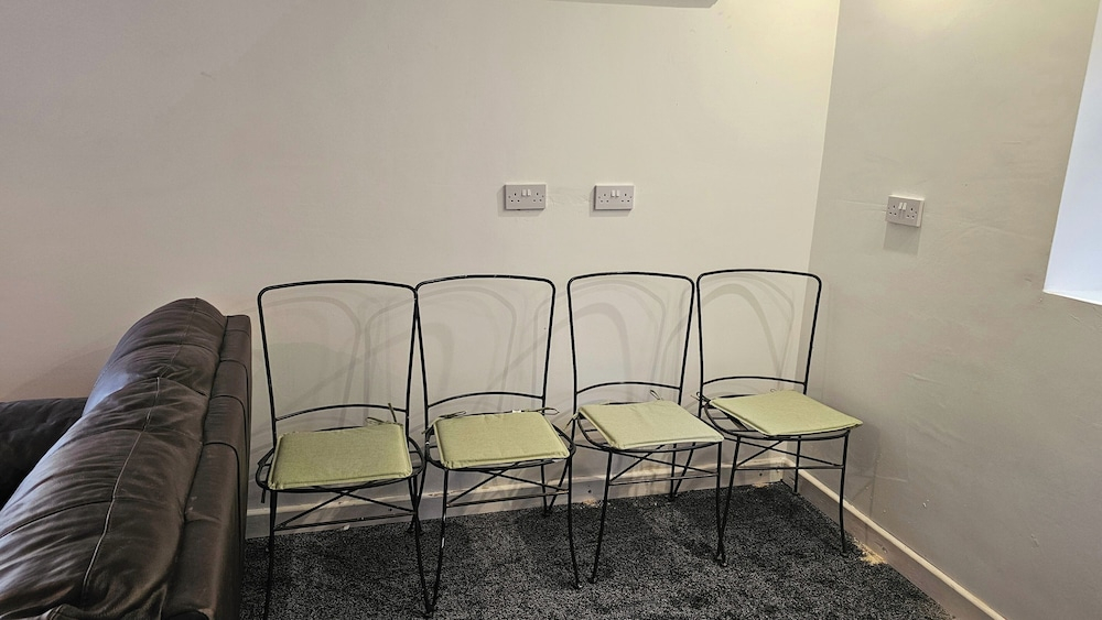 Pet Friendly - 3 Bedrooms - 6 Guests - Parking