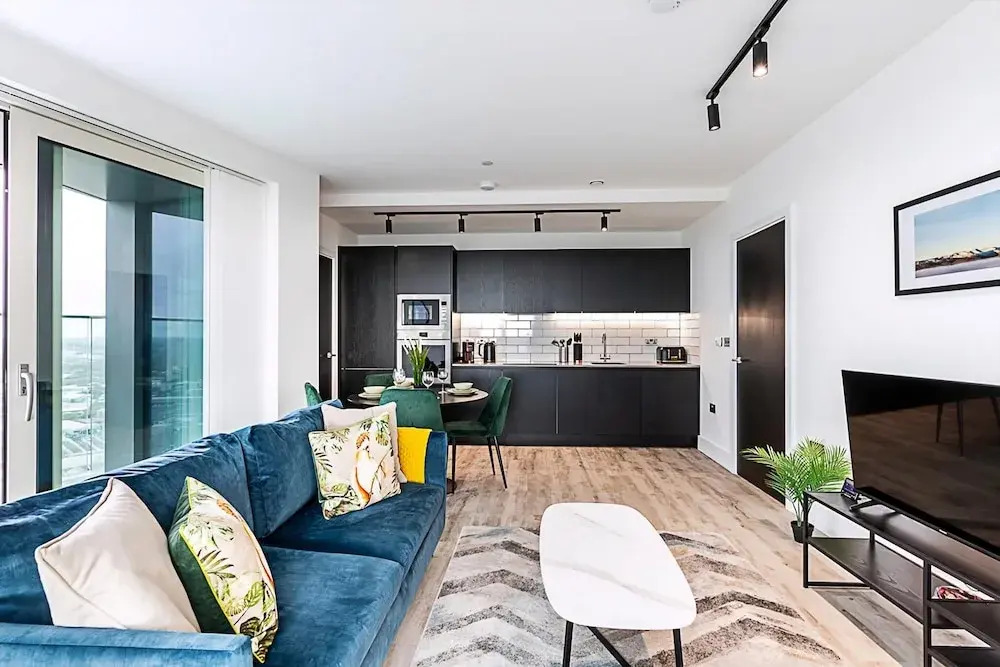 Modern Sky-High Flat In North Acton