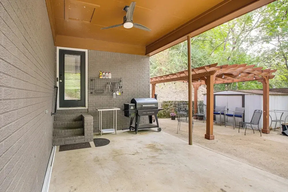 Walk to Bathhouse Row: Dog-friendly Home!