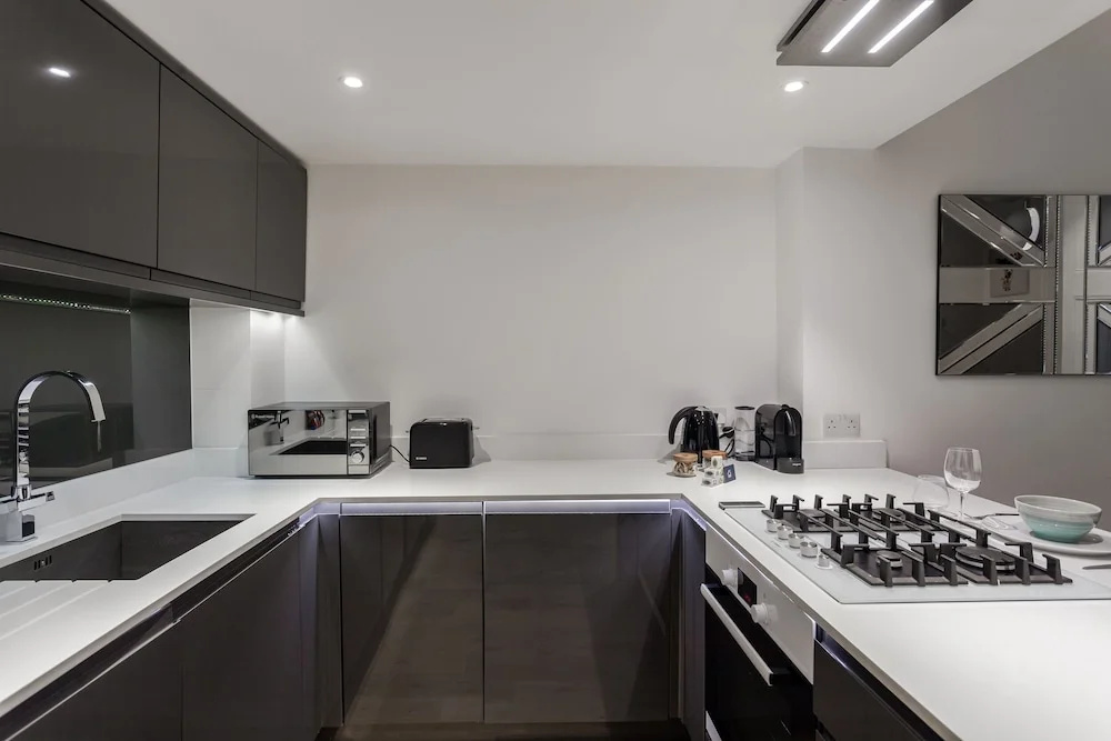 Spacious Canfield Gardens Studio