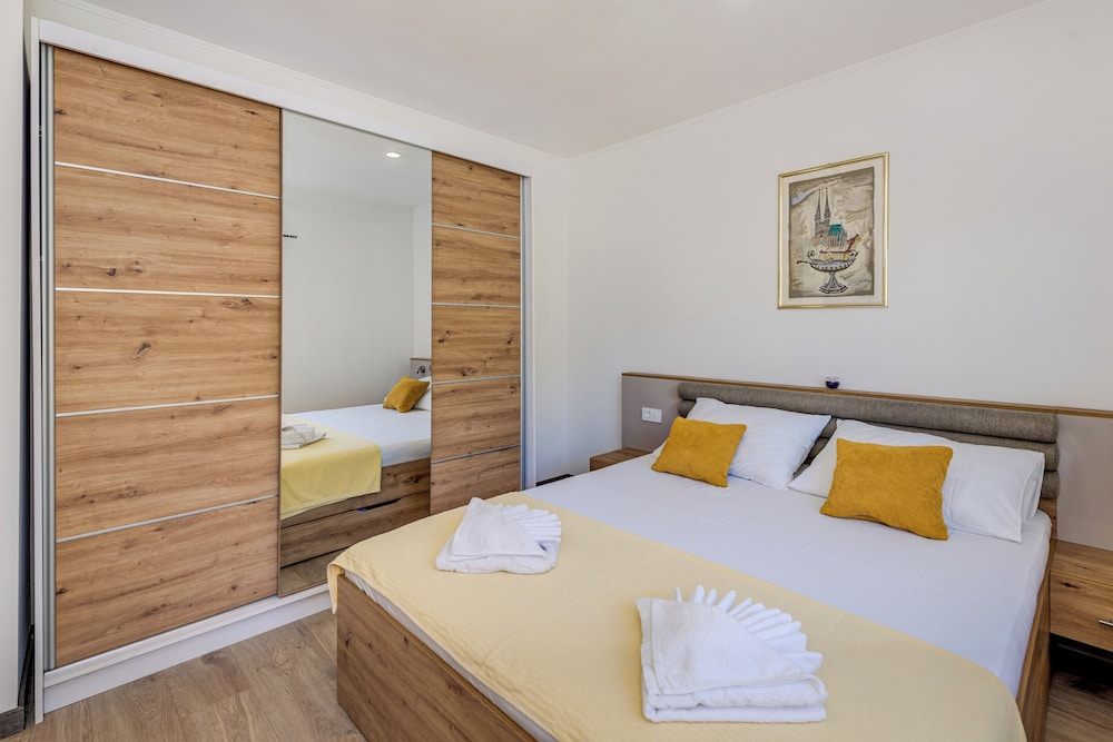 Villa Gariful Sleeps 8 with Pool & Pet Friendly