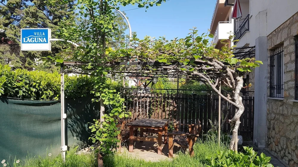 Luccia Apartments-Guesthouse Laguna