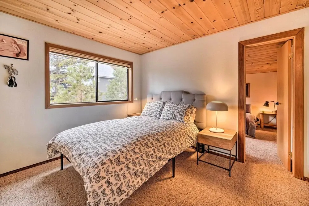 Deck + Fireplace: Log Cabin in Tahoe Donner!