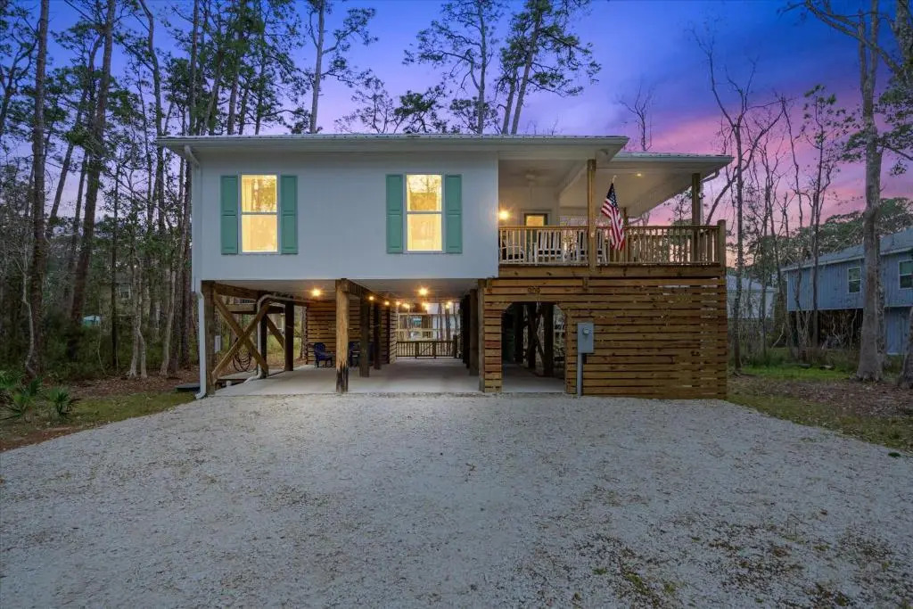 The Hummingbird House - East End Island / Pet Friendly