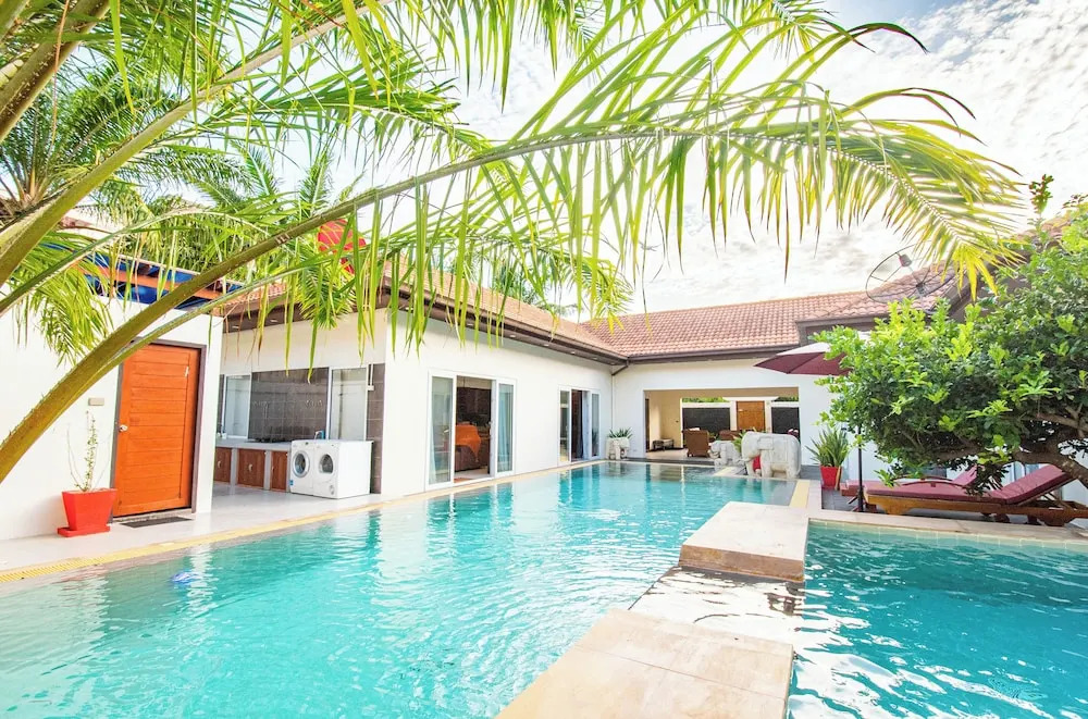 Seaside Villa 3 Pools, 2 mins walk to beach