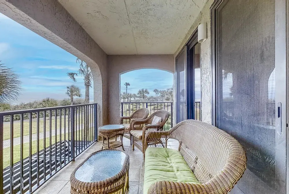 Beachfront Condo With Beach Access, Balcony, AC, Pool & Tennis