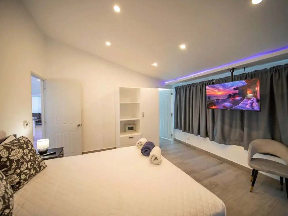3BR Luxury Penthouse, 300m From Beach!