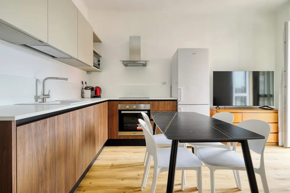 1-Bed apartment with balcony near subway
