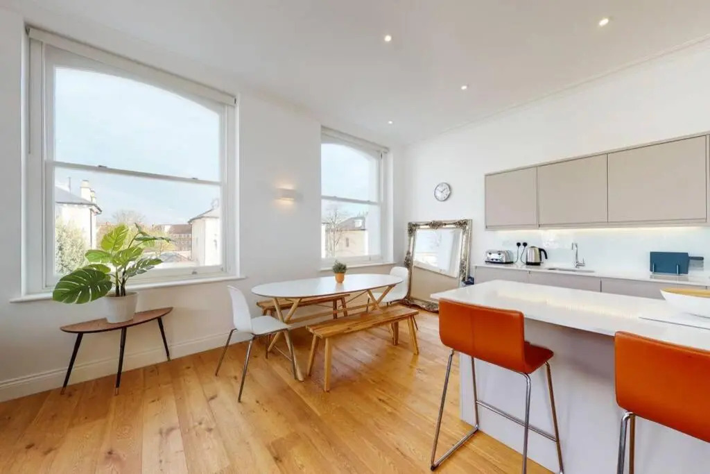 Superb 2 Bed Flat Camden 5 min walktube Station