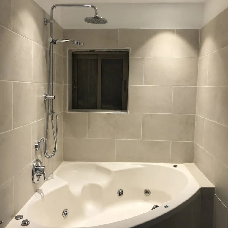 2 Bedroom Apartment with Hot Tub Facing Bograshov Beach