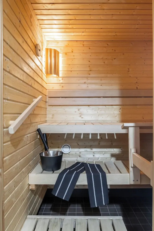 1BR Apt with Sauna - Balcony - Parking