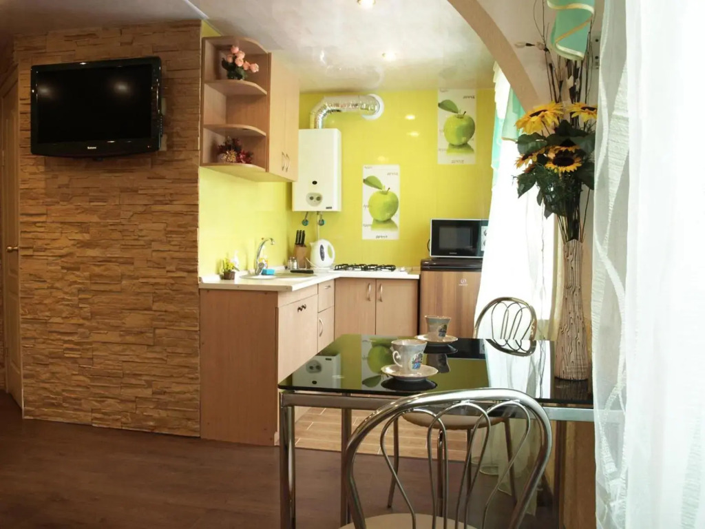 Квартира на проспекте Александра Поля с ромашками (Apartment on the Oleksandra Polia avenue with chamomiles)