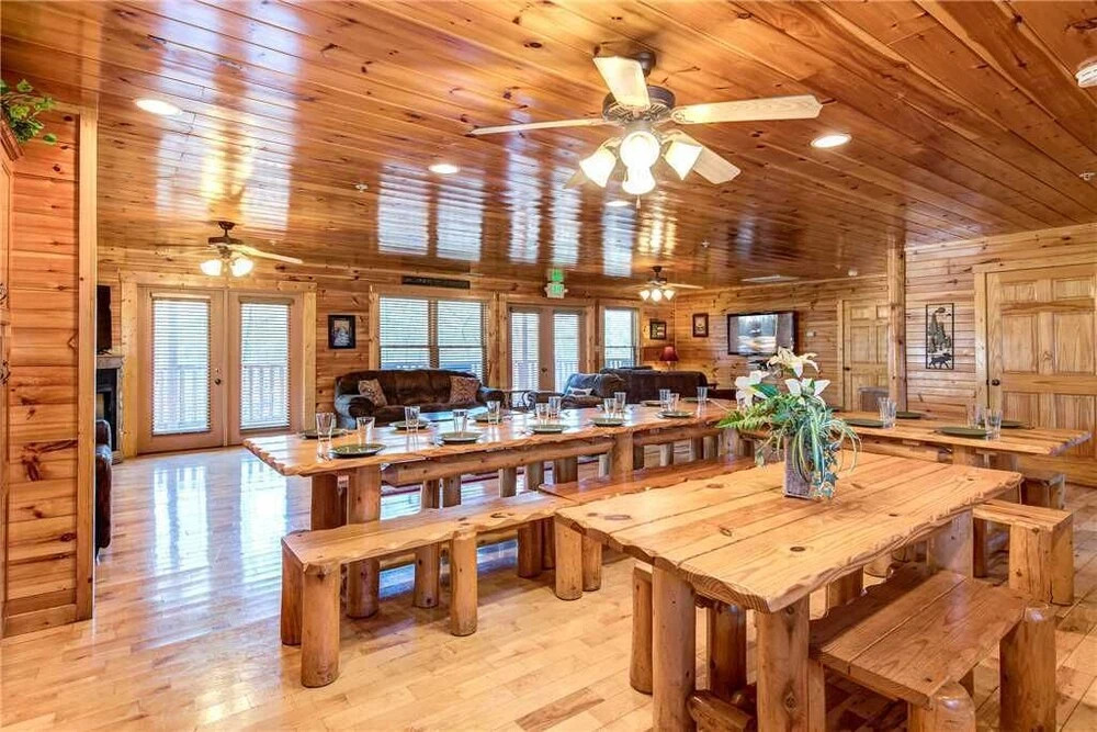 Hemlock Inn - Eight Bedroom Cabin