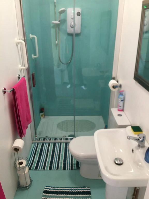 SINGER HOUSE , PAIGNTON BEACH SEAFRONT ,TORBAY , GUARANTEED FREE PARKING , WIFI ,We have various GROUND FLOOR Holiday Apartments with Private Gardens , Family rooms & Double rooms ,Opposite Paignton Pier
