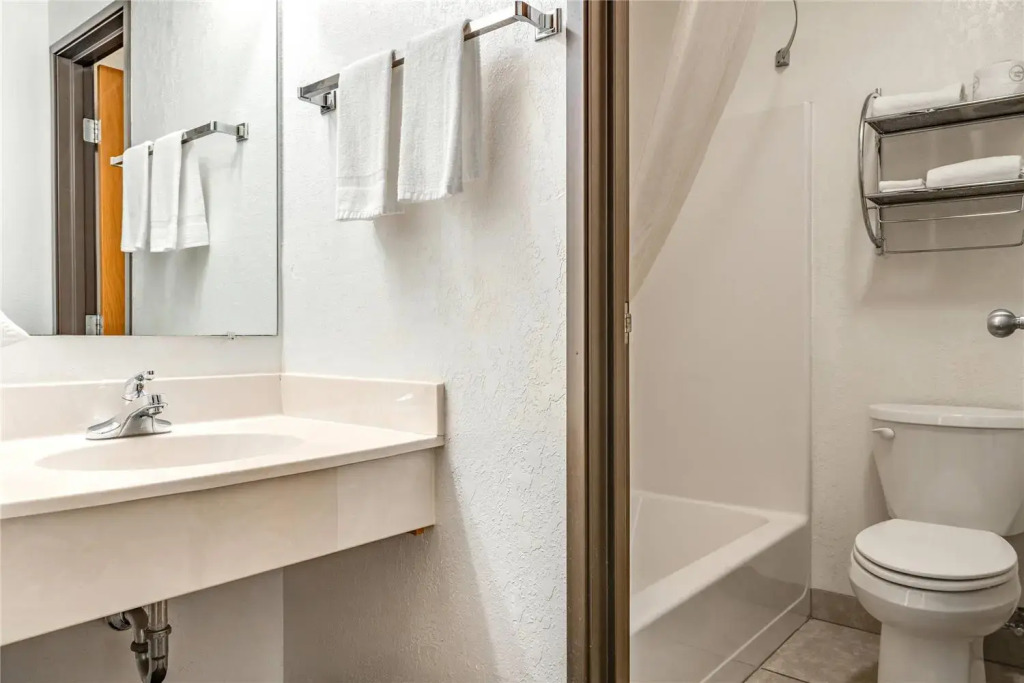 Econo Lodge, Downtown Custer Near Custer State Park and Mt Rushmore