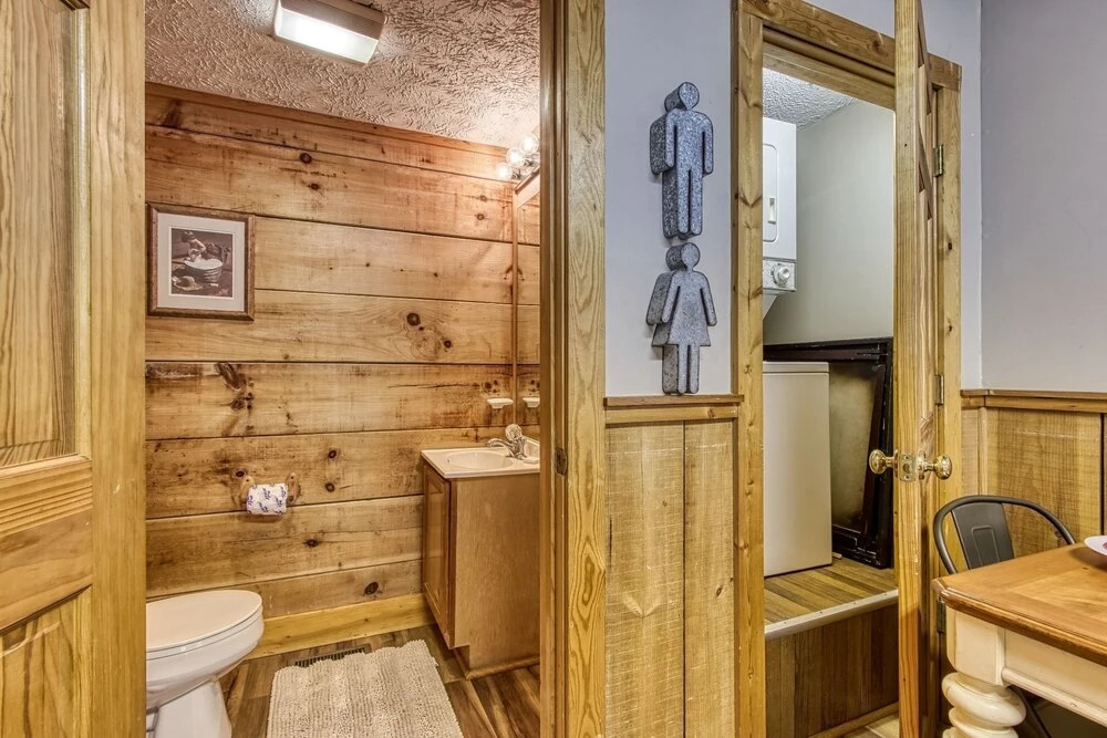 ER83 - Savage Loft - Your Close to the Action Cabin Getaway cabin