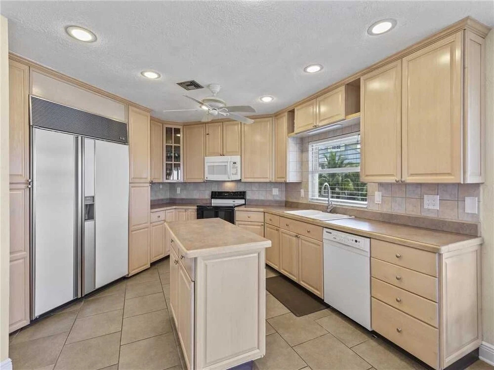 Beach Sanctuary, Beach Front, Views, 4 Bedrooms, Hot Tub, Sleeps 10