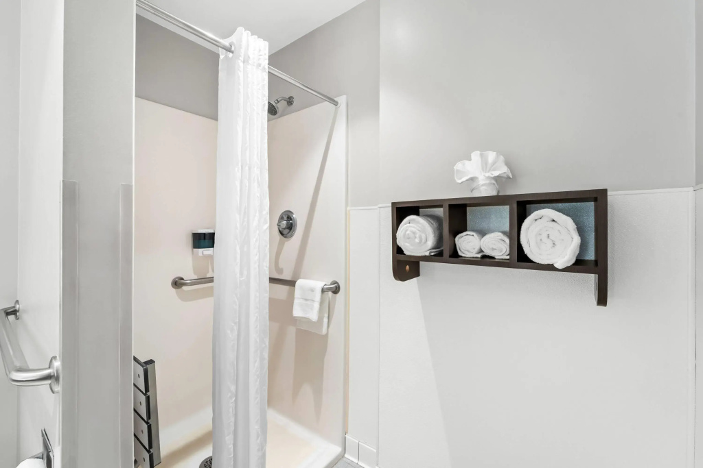 Days Inn & Suites by Wyndham Fort Myers Near JetBlue Park