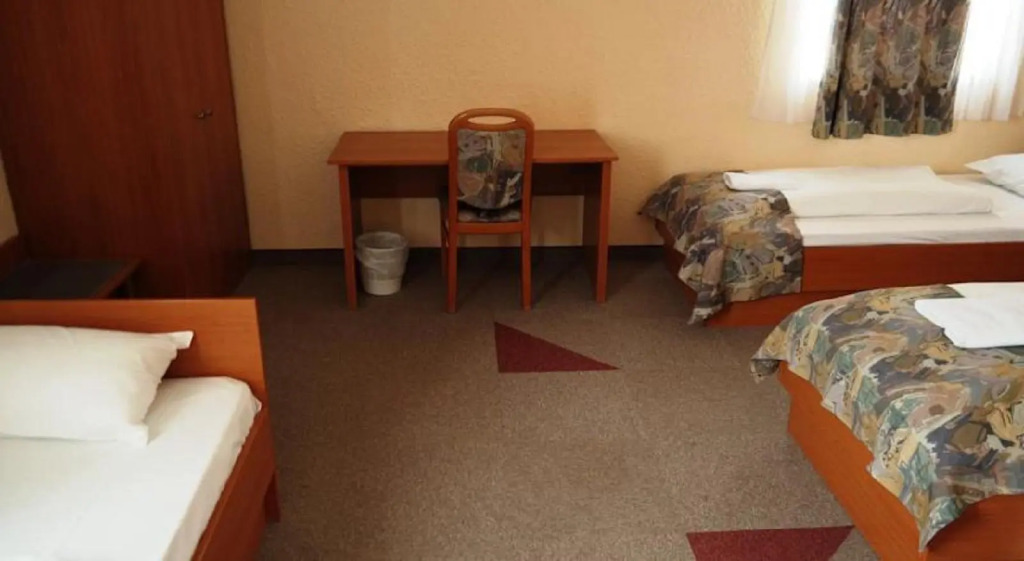 FREE PARKING, FREE BREAKFAST, only 15 minutes to City Center