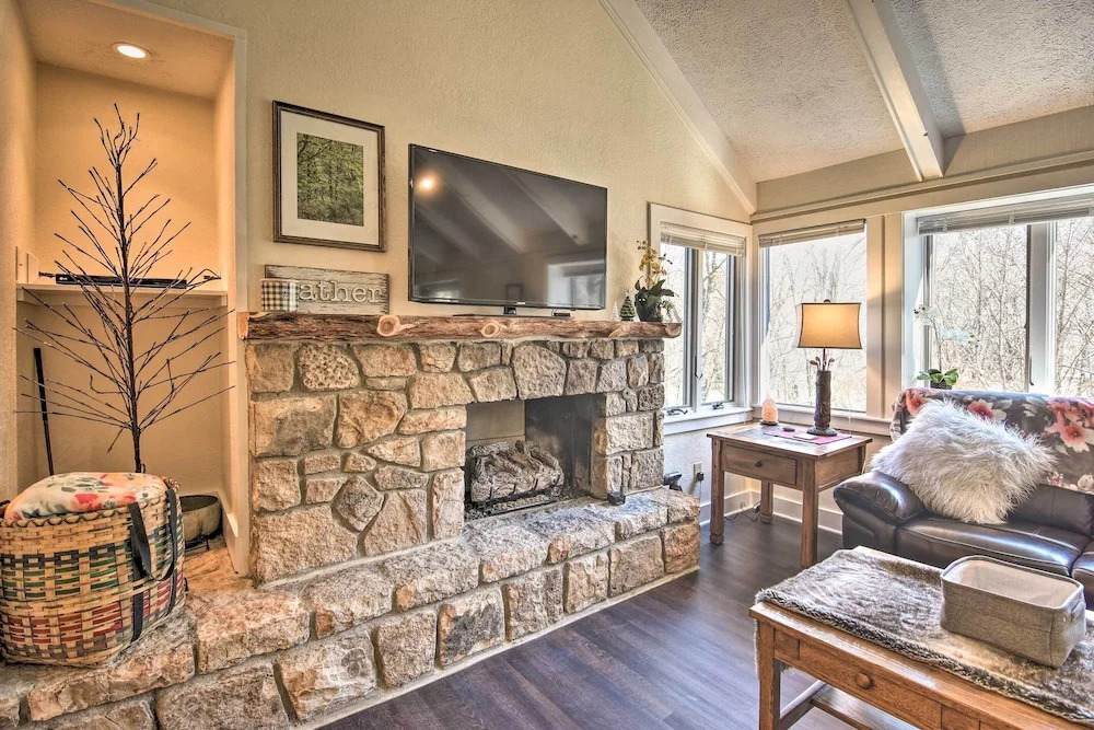 Steps to Ski Resort: Sugar Mountain Condo!