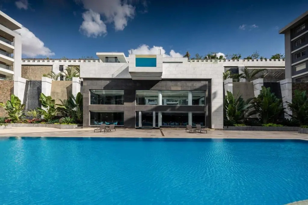 Waterfront Designer 2br W/ Pool Access - 5 Min To Airport
