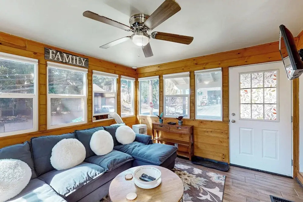 Relaxing Retreat w/ Deck, 1 Mi to Lake Arrowhead!
