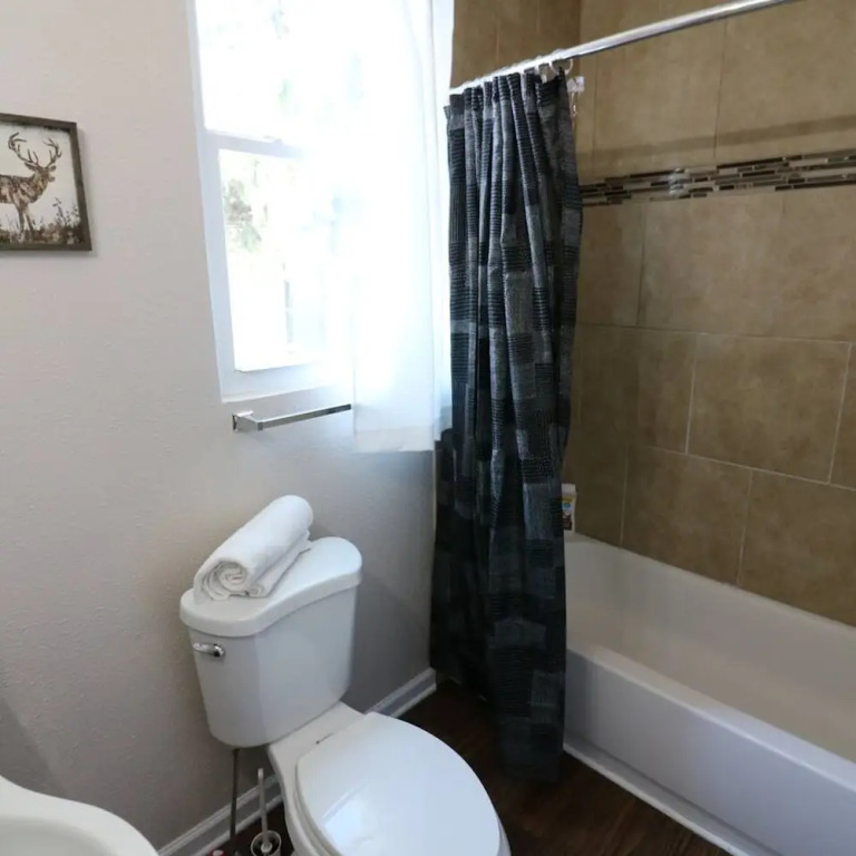 Windsor Park Pad apt 2 min to Mass Ave With AC
