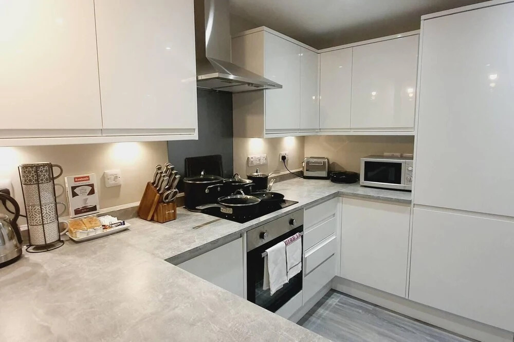 1braptmt W/king BED 4guests Embankmnt Parkg Wifi