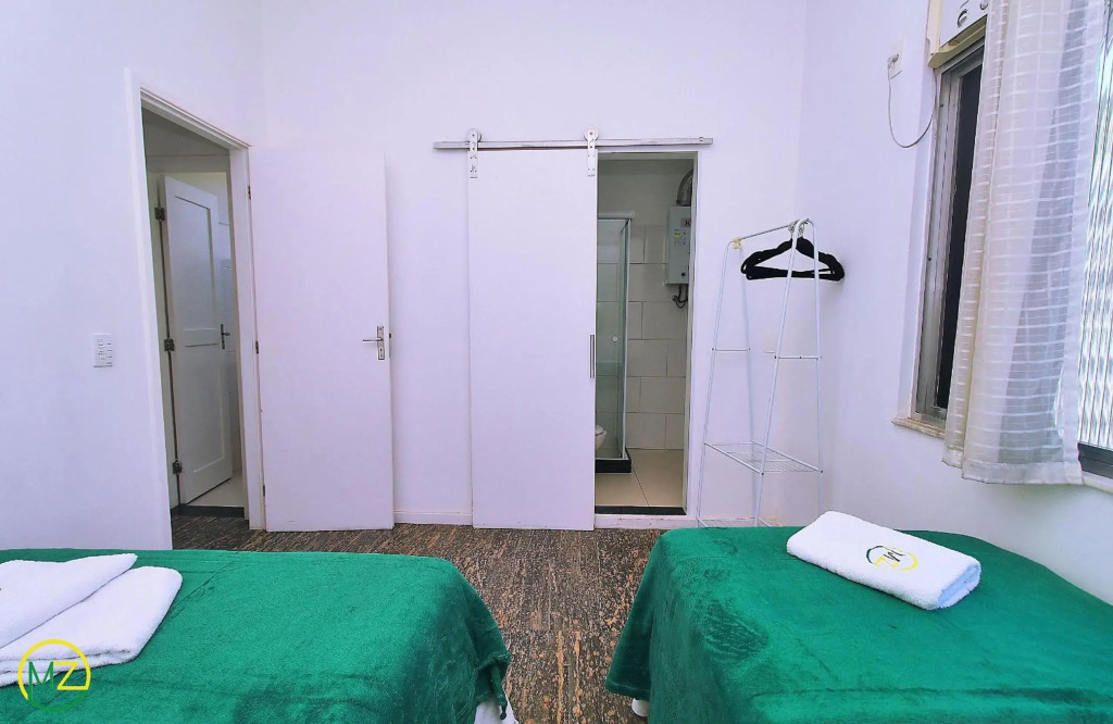 Sala e quarto com 2 banheiros para 5 pessoas em Copacabana!