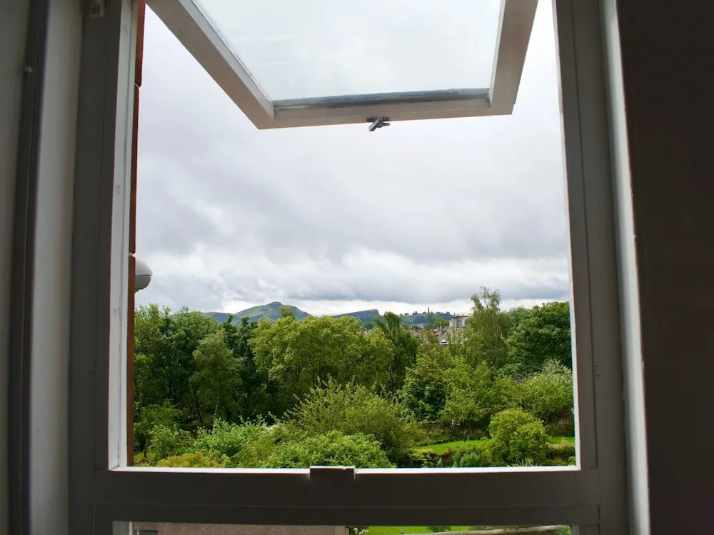 2 Bedroom Seaside Flat With Scenic Views