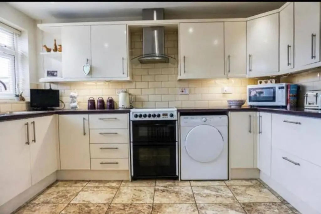 4 Bedroom House Coventry Hosted By SnoozeNow