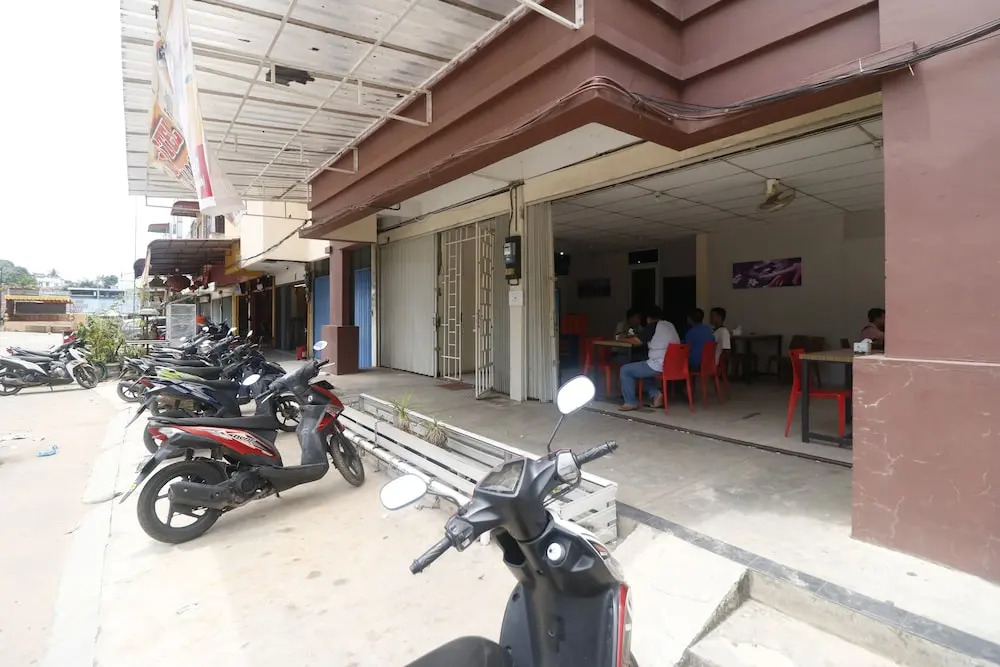 RedDoorz Plus near Gold Coast Ferry Terminal Batam