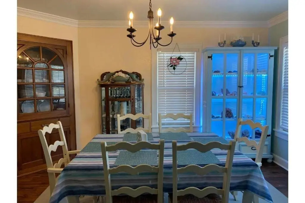 CaroleBelle Cottage-sleeps 8+hot tub/grills/firepit