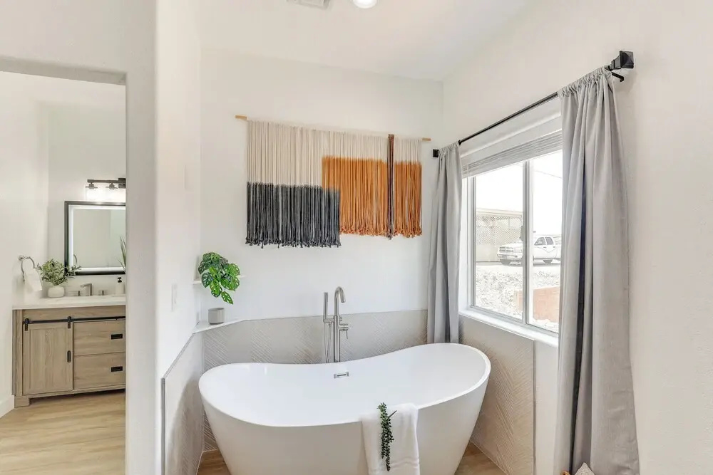 Poolside Relaxation: Group-friendly Home in Havasu