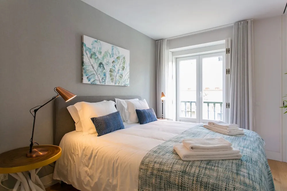 JOIVY Sunny 1-bed flat w/terrace&sea view in Baixa, 3mins to Arco da Rua Augusta