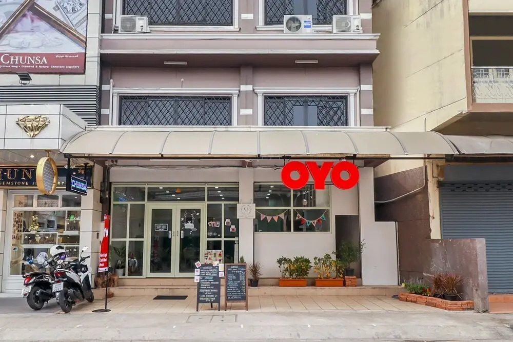 OYO 724 Green Light Cafe and Bed Hostel