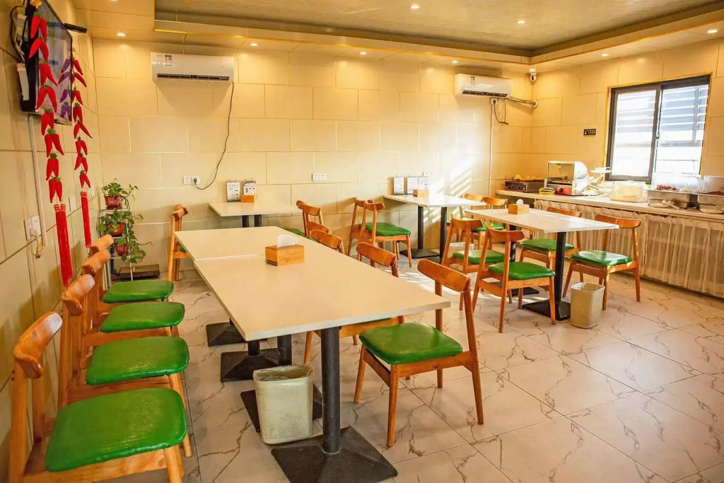 Vatica Jieshou City New Passenger Transport Center Hotel