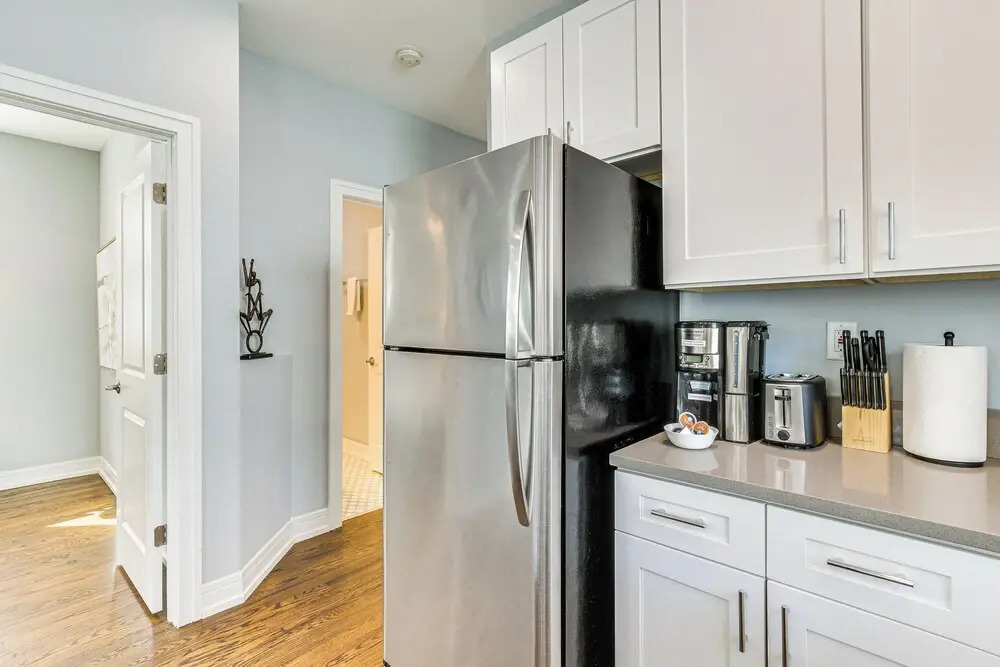 Walk to Blue Line: Sleek Apartment in Bucktown!