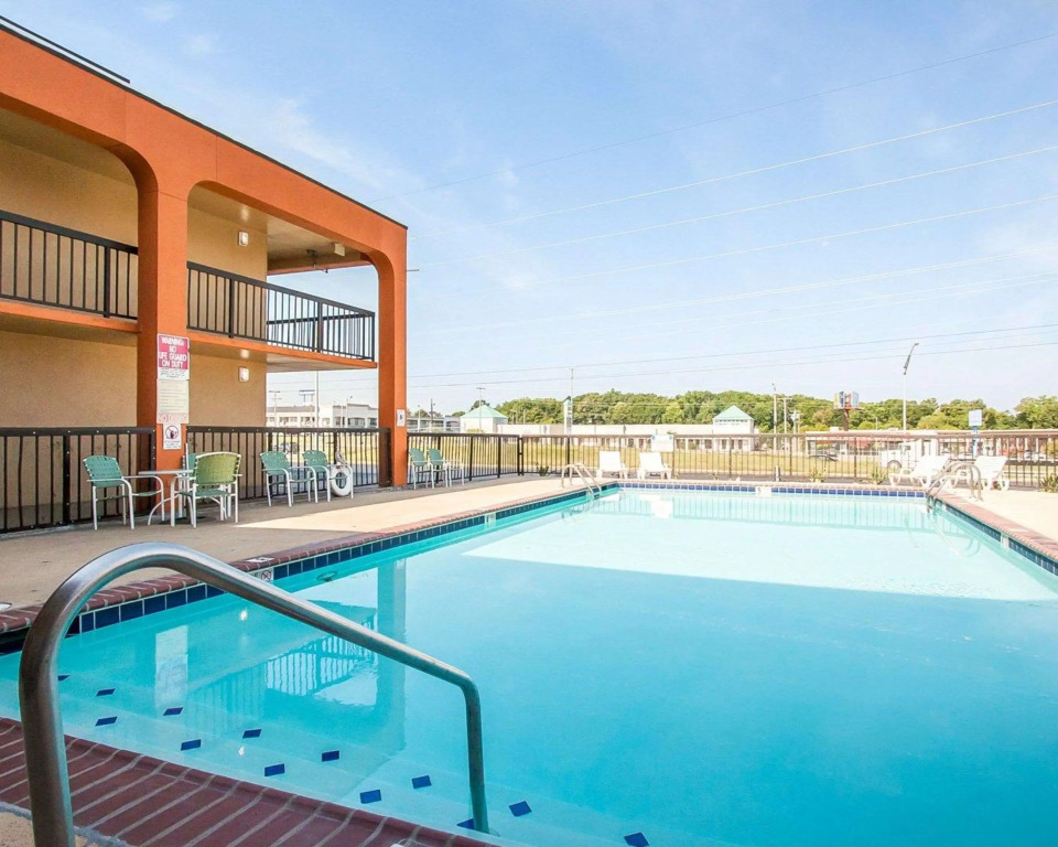 Econo Lodge Inn & Suites Jackson Northwest