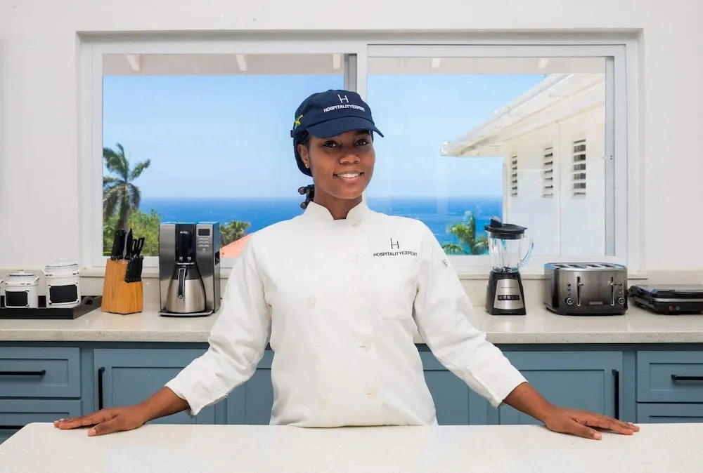 HOSPITALITYEXPERT 2BR Townhouse 1, MoBay, Sleeps 6 - Pool, Beach & Private Chef