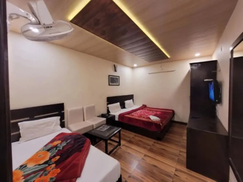 Goroomgo Hidden Chalet Mall Road Nainital