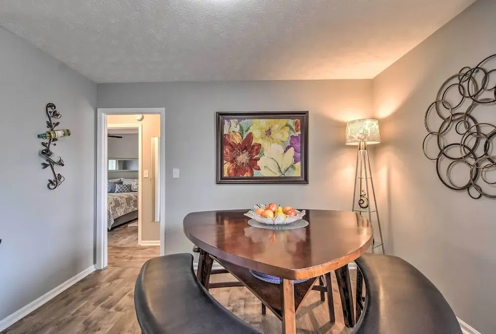 Condo w/ Sunroom, Near Downtown Hendersonville!