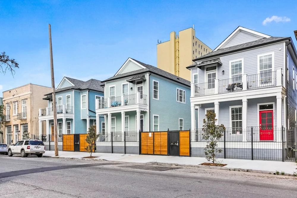 Modern 4 BR Condo with Balcony & Pool - Near FQ