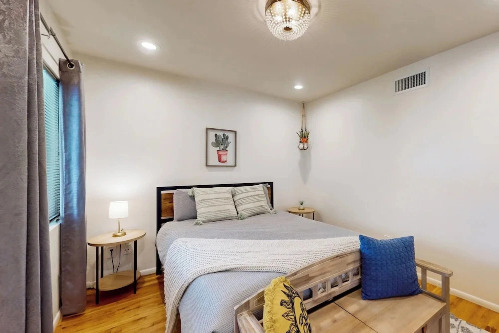 3BR House w/ Private Pool & Gas Grill