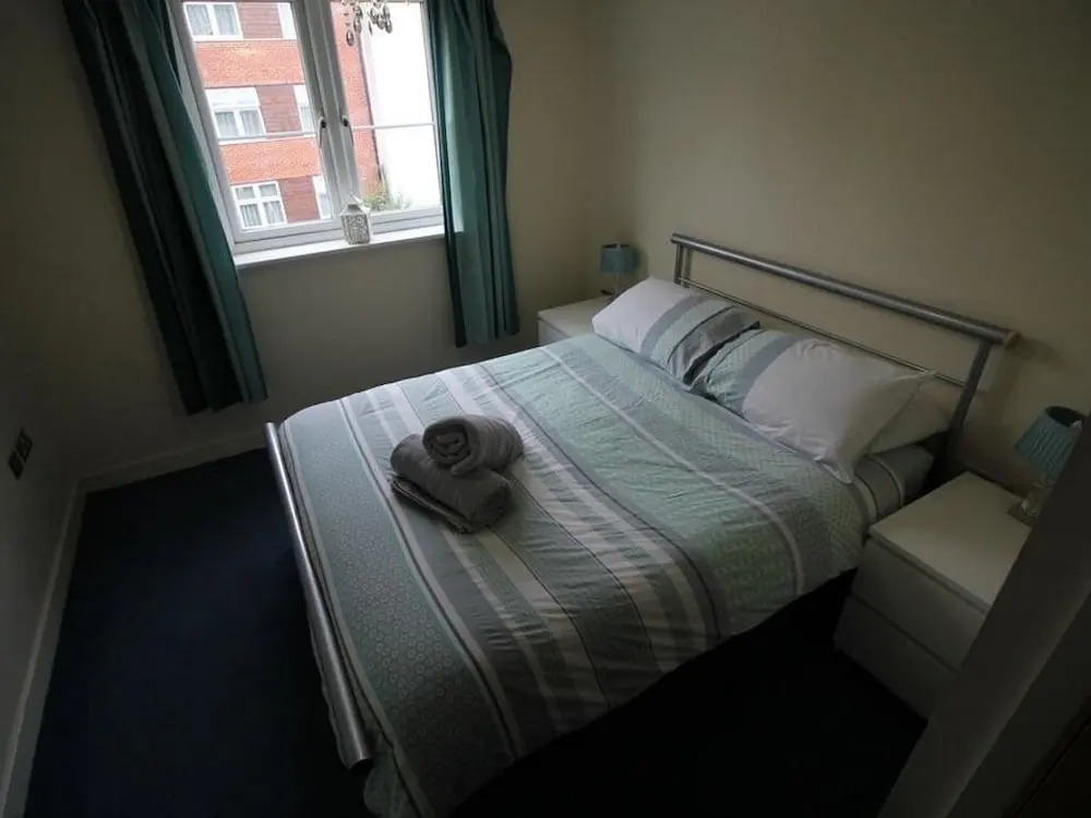 High Street 3 Bedroom House Near Cardiff by Cardiff Holiday Homes