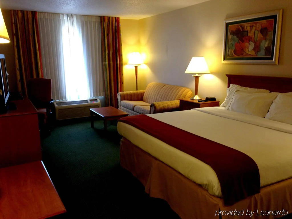 Holiday Inn Express Kansas City - at the Legends